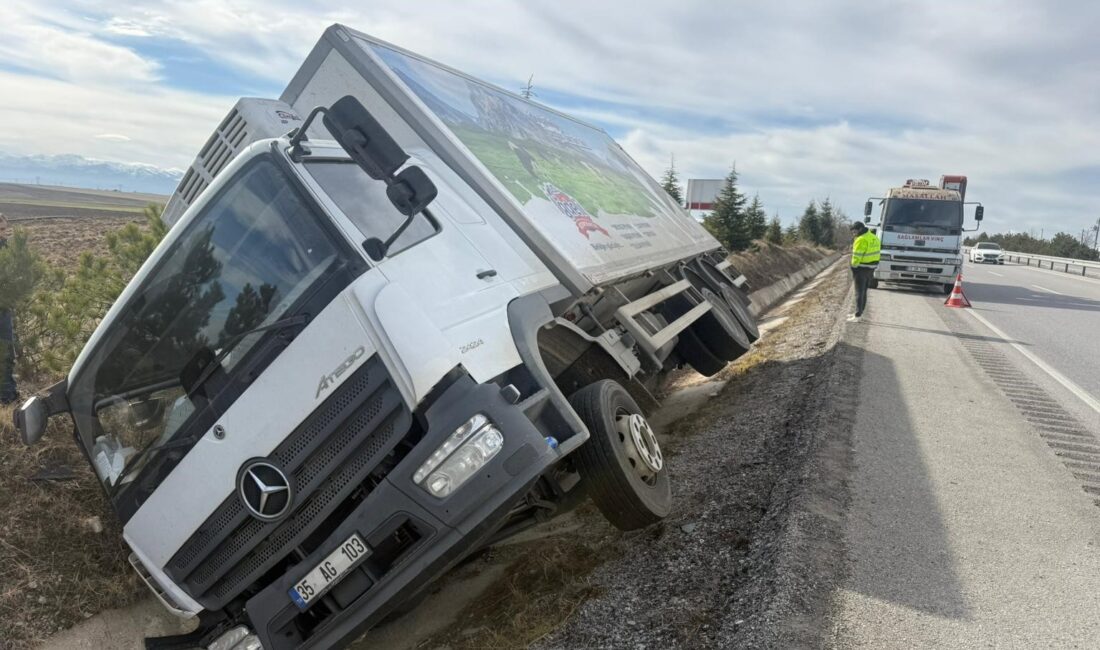 Afyonkarahisar'da kontrolden çıkan peynir yüklü bir kamyon refüje girerek yan