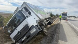 Afyonkarahisar'da kontrolden çıkan peynir yüklü bir kamyon refüje girerek yan