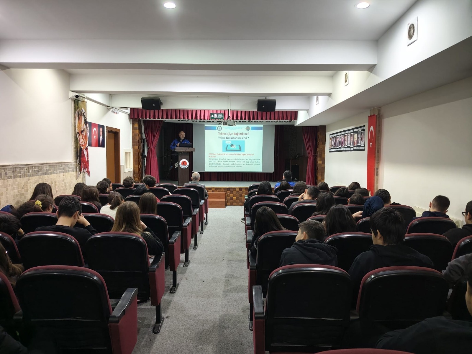 Afyonkarahisar İl Emniyet Müdürlüğü ekipleri, gençlerin güvenli, bilinçli ve sorumluluk