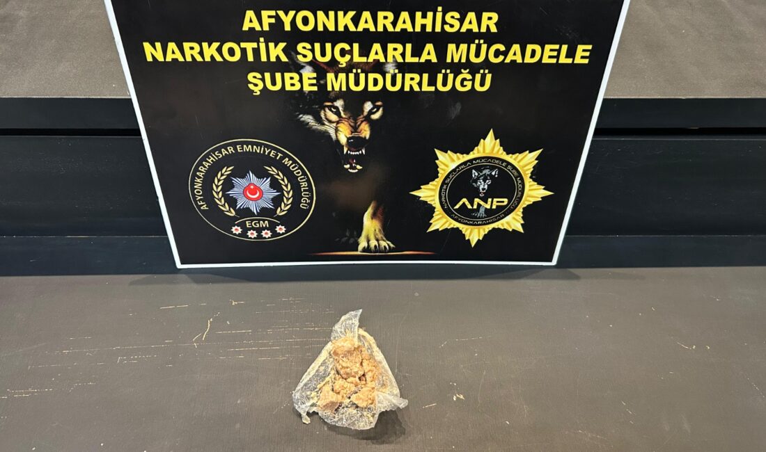 Yapılan çalışmalarda bir araçta 33,80 gram uyuşturucu hammaddesi ele geçirildi.