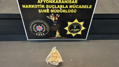 Yapılan çalışmalarda bir araçta 33,80 gram uyuşturucu hammaddesi ele geçirildi.