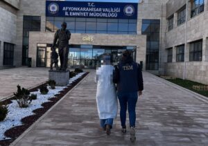 Afyonkarahisar İl Emniyet Müdürlüğü ekipleri, aranan şahıslara yönelik yürüttükleri çalışmalar