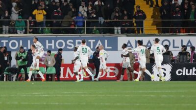 İlk yarı dakikada Corendon Alanyaspor öne geçti. Hwang orta sahadah