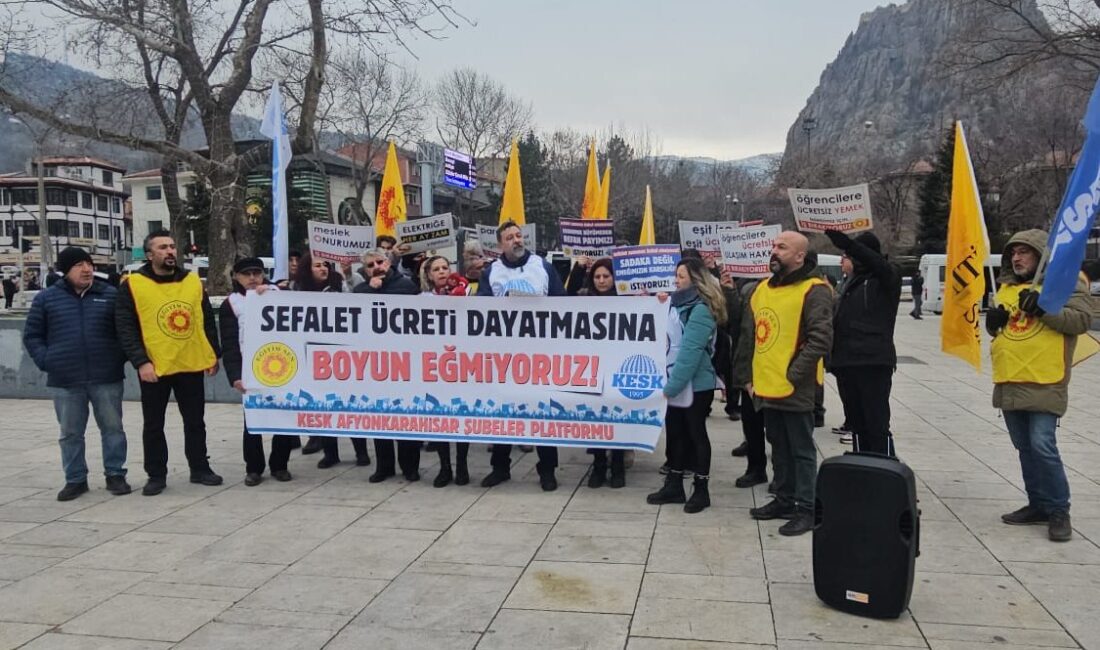 Eğitim Sen Afyonkarahisar Şube Başkanı Ender Karaaslan, Zafer Meydanı’nda yaptığı