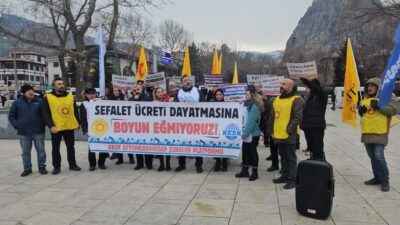 Eğitim Sen Afyonkarahisar Şube Başkanı Ender Karaaslan, Zafer Meydanı’nda yaptığı