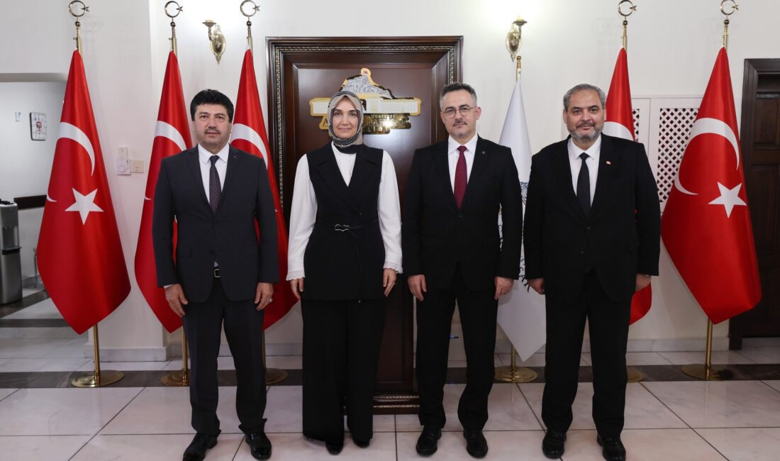 Afyonkarahisar Valisi Doç. Dr. Kübra Güran Yiğitbaşı, valilik makamında gerçekleştirdiği