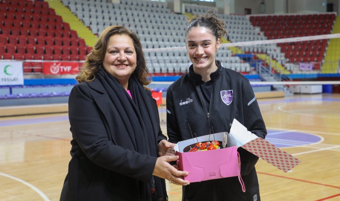 Afyonkarahisar Belediye Başkanı Burcu Köksal, şehrin başarılı kadın voleybol takımı