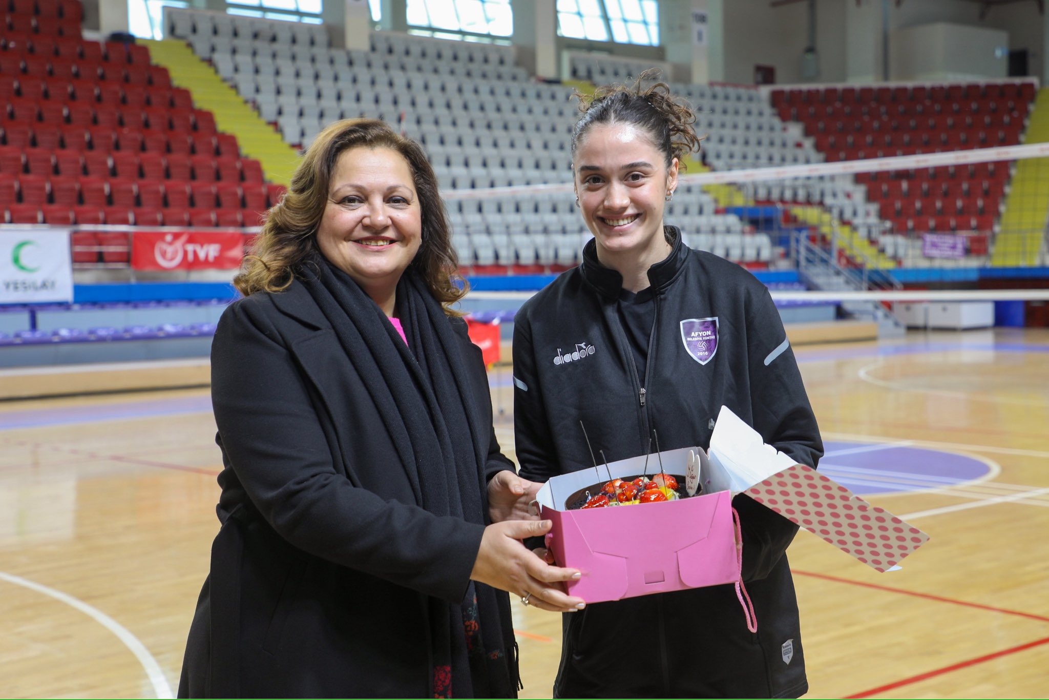 Afyonkarahisar Belediye Başkanı Burcu Köksal, şehrin başarılı kadın voleybol takımı