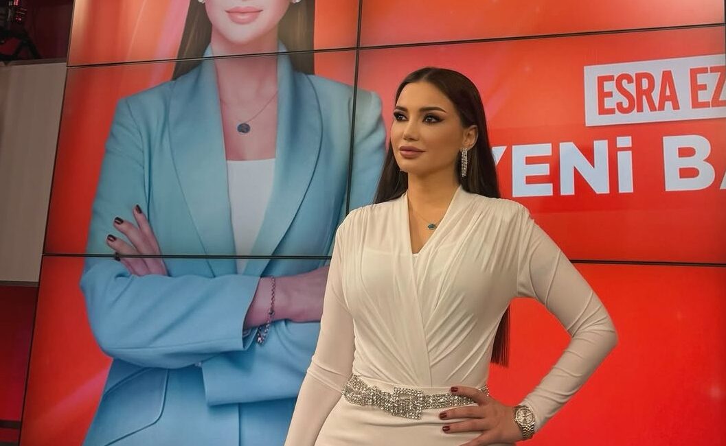 Televizyon programları ve sosyal medya paylaşımlarıyla tanınan Esra Ezmeci'nin kullandığı