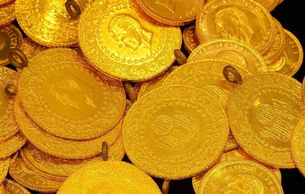 Fiziki gram altın 7.045 TL’yi aşarak yeni bir rekor kırdı.