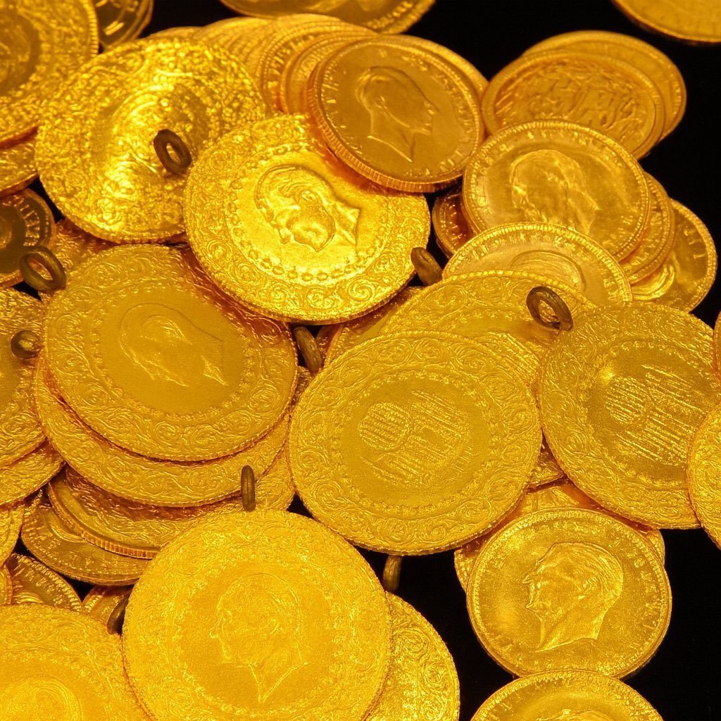 Fiziki gram altın 7.045 TL’yi aşarak yeni bir rekor kırdı.