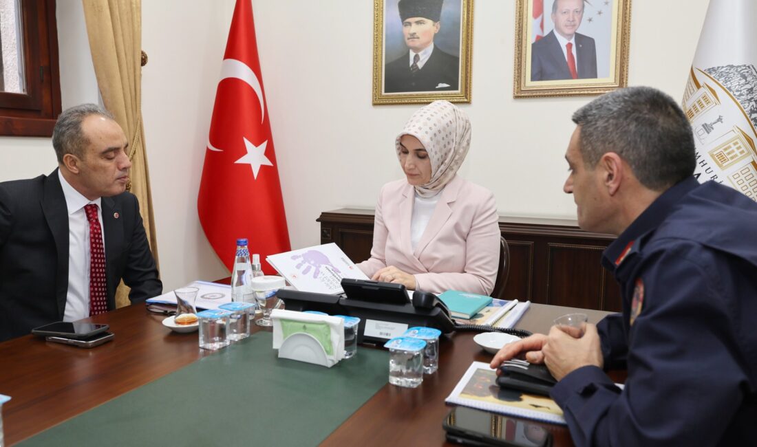 Afyonkarahisar Valisi Doç. Dr. Kübra Güran Yiğitbaşı, İçişleri Bakanı Ali