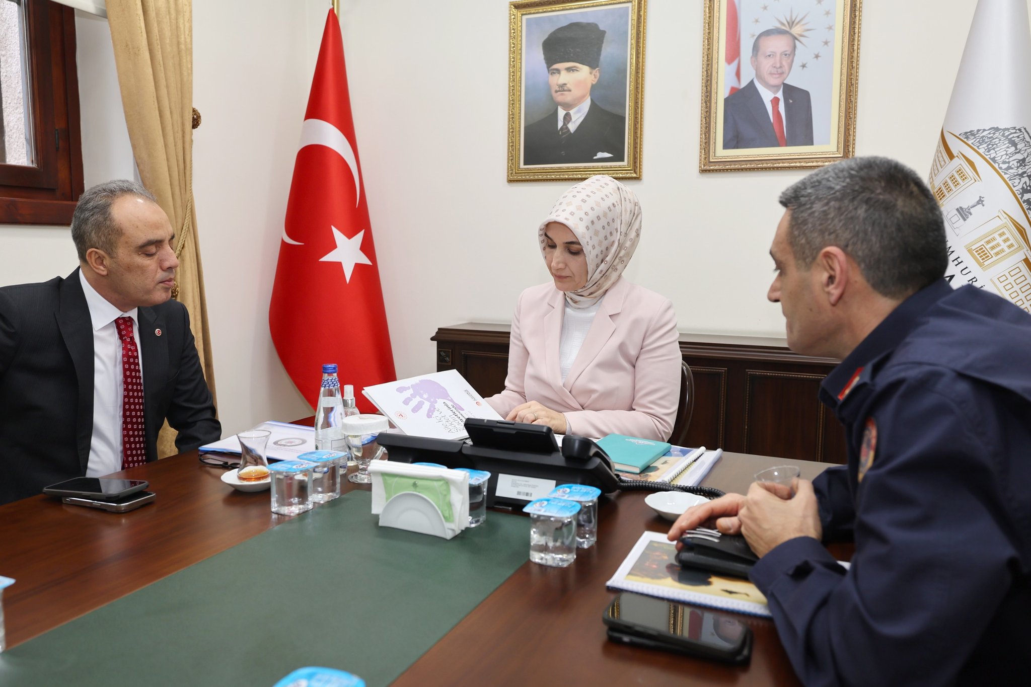 Afyonkarahisar Valisi Doç. Dr. Kübra Güran Yiğitbaşı, İçişleri Bakanı Ali