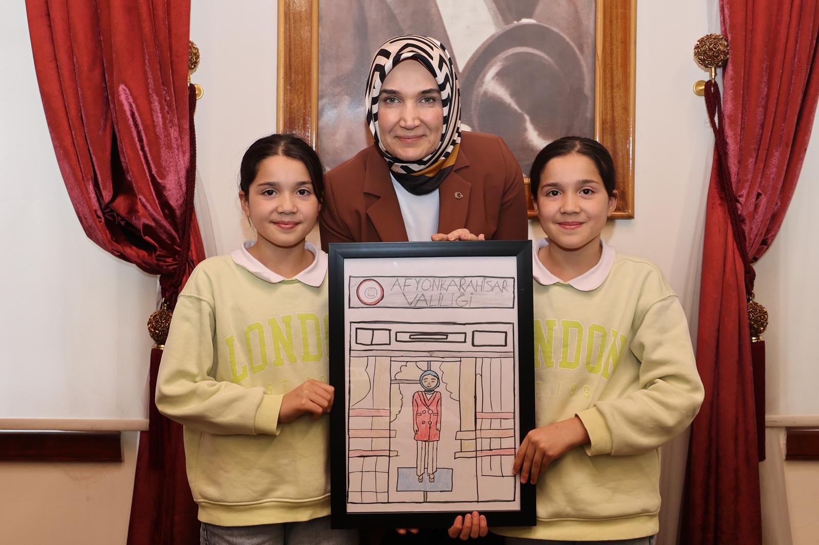 Afyonkarahisar Valisi Doç. Dr. Kübra Güran Yiğitbaşı, vatandaşlarla bir araya