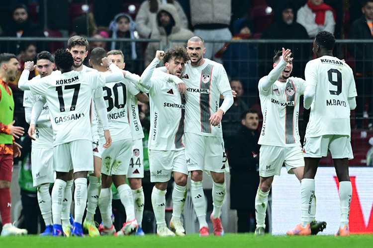 dakikada sol kanattan 3 oyuncuyu çalımlayarak ceza sahasına sokulan Barış