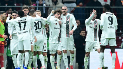 dakikada sol kanattan 3 oyuncuyu çalımlayarak ceza sahasına sokulan Barış