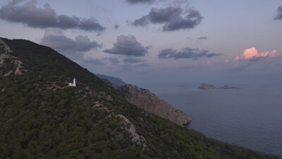 Türkiye kıyılarının en yüksek fenerlerinden biri olma özelliğini taşıyan ve