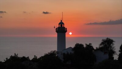 Antalya'nın Kumluca ilçesinde bulunan Gelidonya Feneri, denizcilere ışık olmayı sürdürüyor.