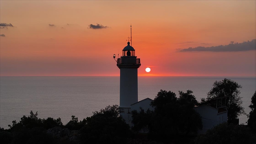 Antalya'nın Kumluca ilçesinde bulunan Gelidonya Feneri, denizcilere ışık olmayı sürdürüyor.