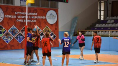 Yıldızlar ve Gençler kategorilerinde düzenlenen müsabakalarda, Afyonkarahisar’daki okulları temsil eden