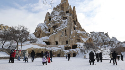 Kayadan oyma kilise, manastır ve şapellerin yanı sıra renkli duvar