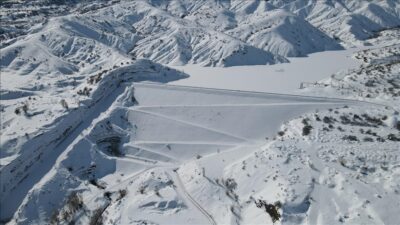 Erzincan'daki Göyne Barajı, dondurucu soğukların etkisiyle kar ve buzla kaplandı.