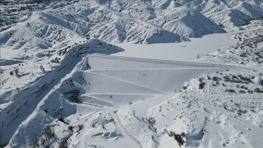 Erzincan'daki Göyne Barajı, dondurucu soğukların etkisiyle kar ve buzla kaplandı.