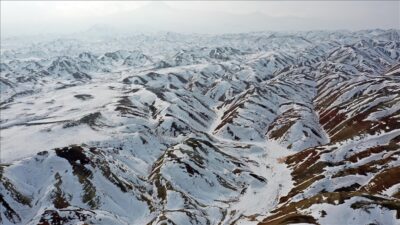 Iğdır'daki Gökkuşağı Tepeleri, bölgede etkili olan karın ardından beyaza büründü.
