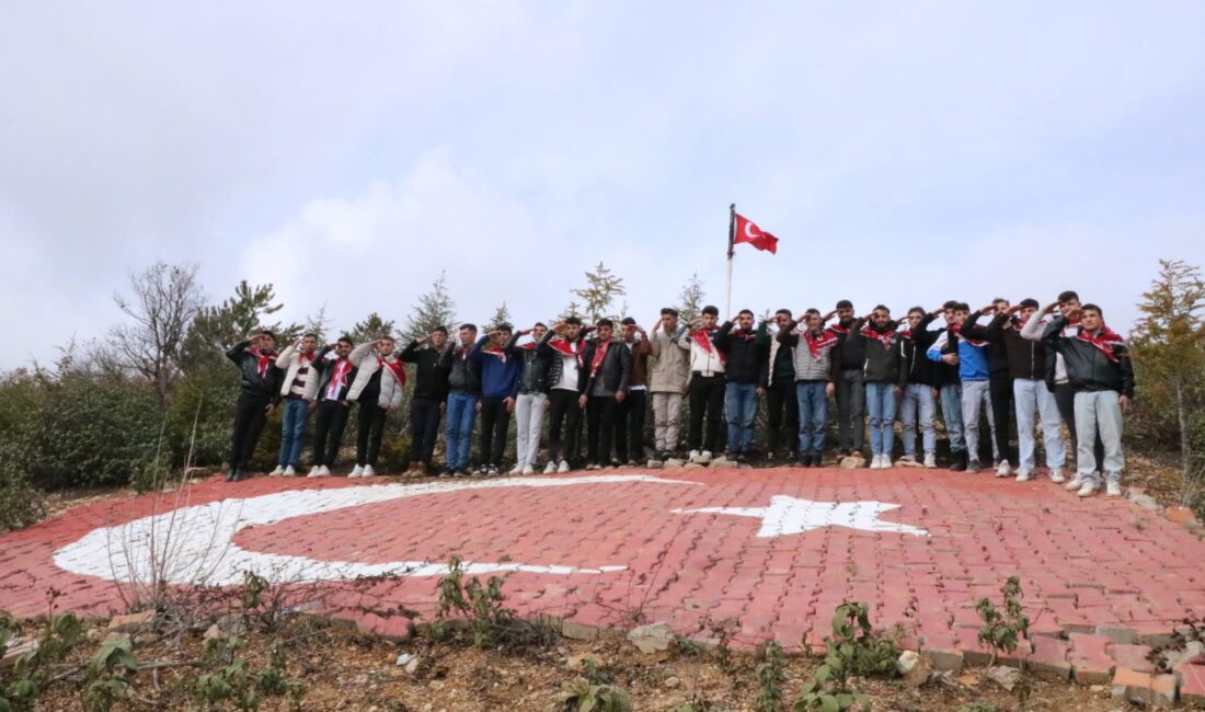 Afyonkarahisar'ın Sandıklı ilçesi Akharım beldesinde askere gidecekler, beldedeki nöbet geleneğini