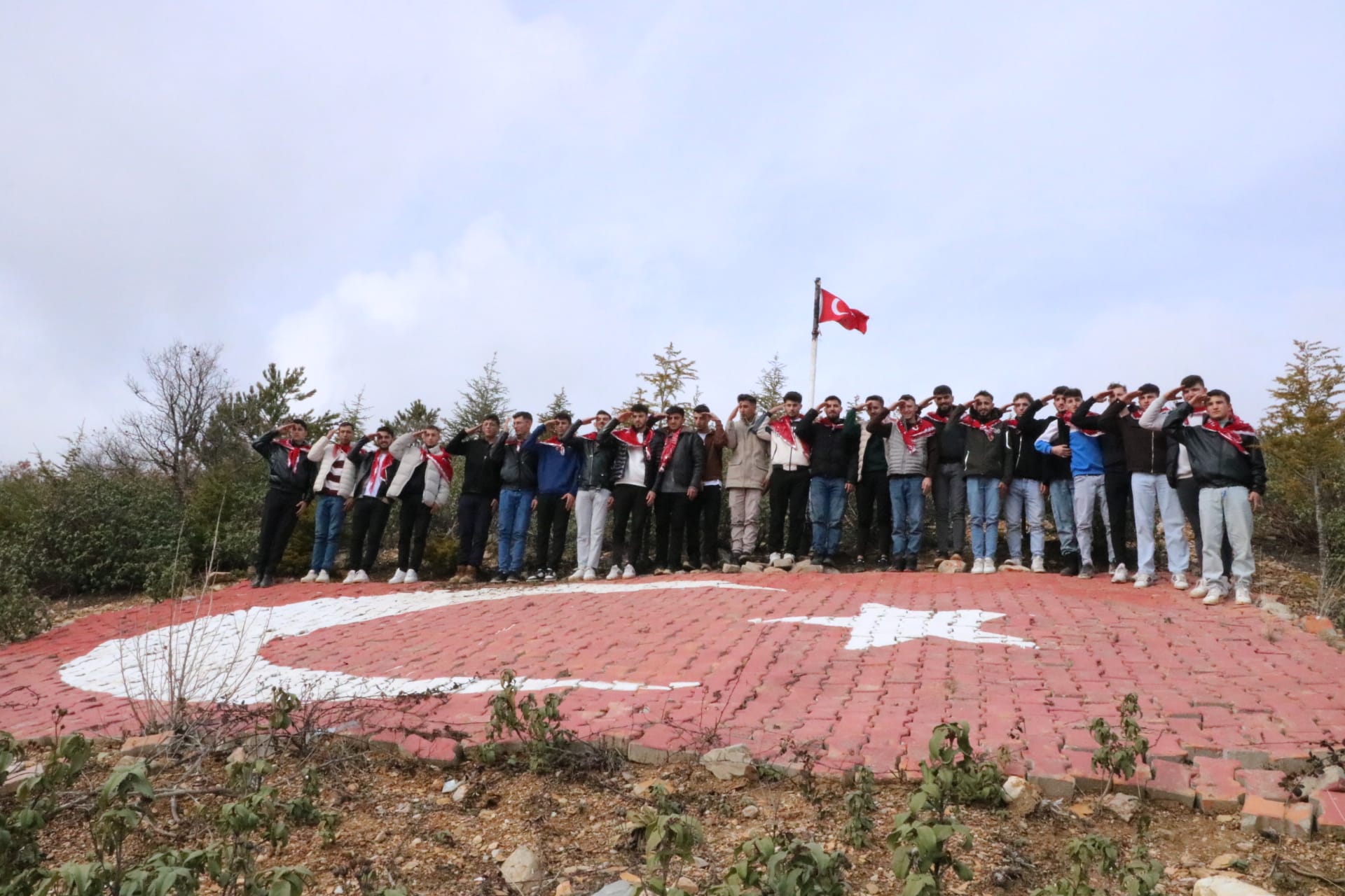 Afyonkarahisar'ın Sandıklı ilçesi Akharım beldesinde askere gidecekler, beldedeki nöbet geleneğini