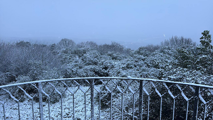 Silivri ve Çatalca’da gece saatlerinde başlayan kar yağışı, sabah saatlerinde