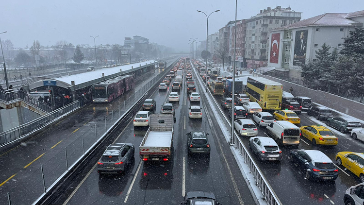 İstanbul'da kar yağışı, birçok bölgede etkili olmaya devam ederken, İstanbul
