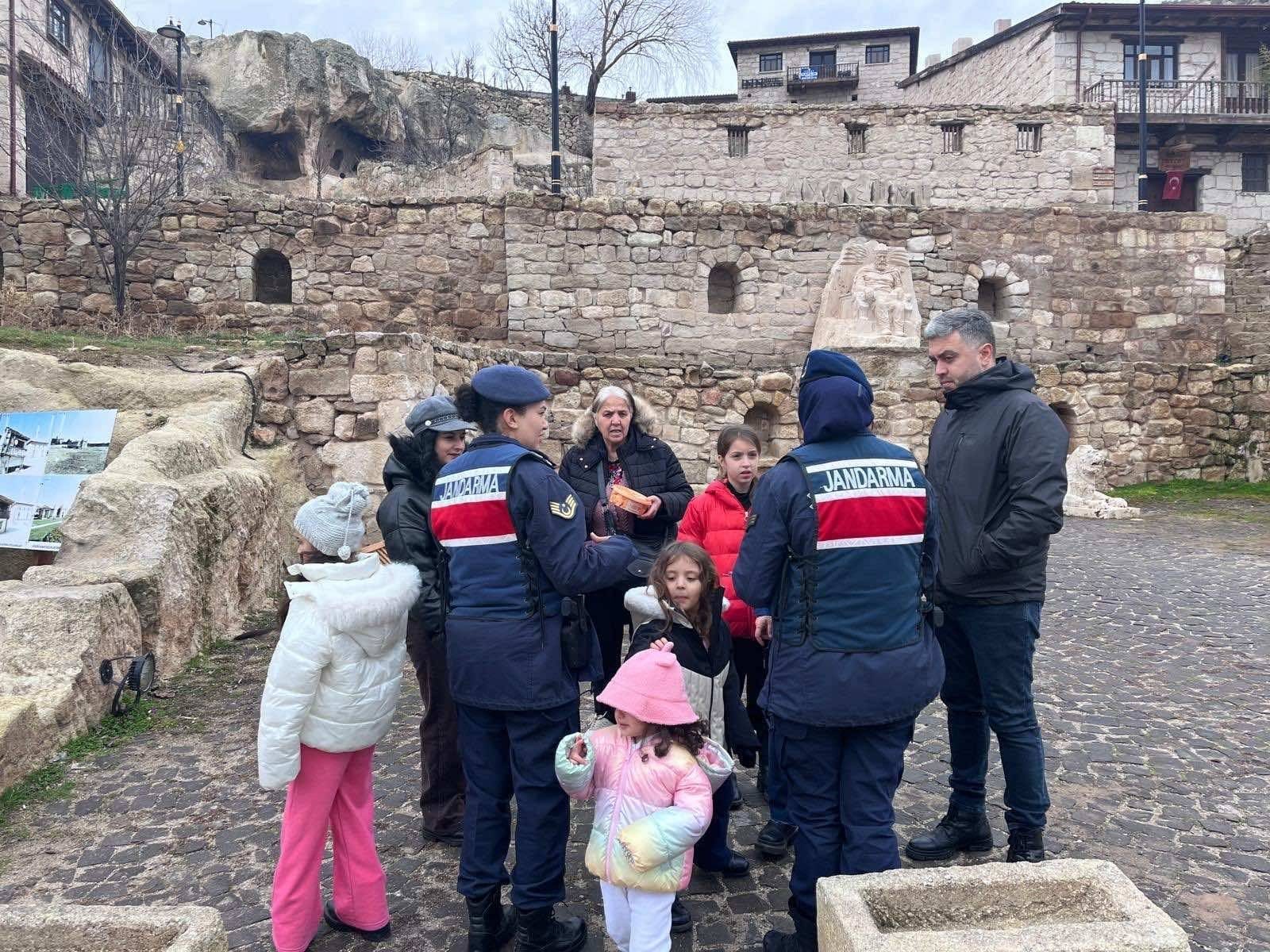 Afyonkarahisar’da jandarma tarafından 300’e yakın vatandaşı yönelik kadına şiddetle mücadele