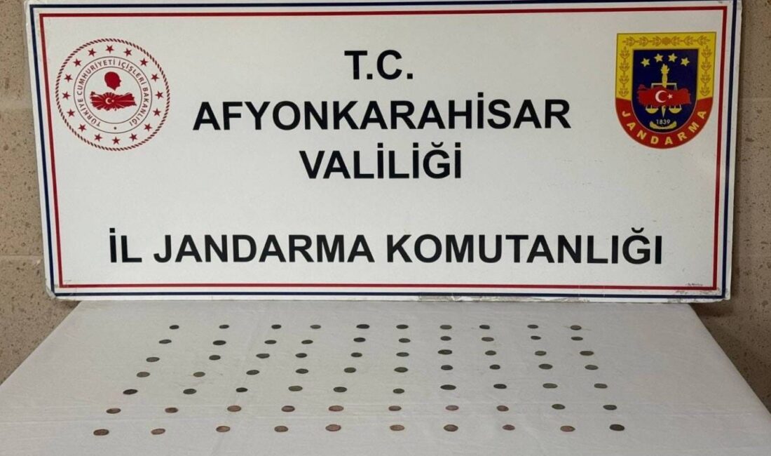 Afyonkarahisar'da jandarma tarafından bir adrese yapılan baskında 70 adet tarihi