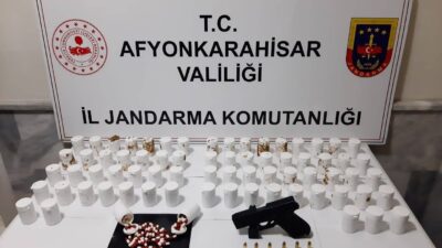 Yapılan aramalarda 3 bin 692 adet sentetik uyuşturucu hap, 9