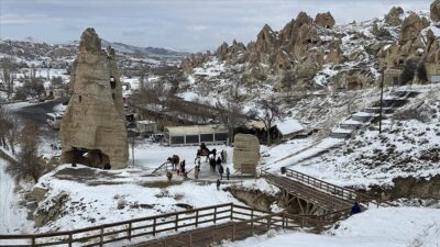 Yarıyıl tatili dolayısıyla çocuklarıyla Kapadokya'ya gelen aileler, hem dinleniyor hem