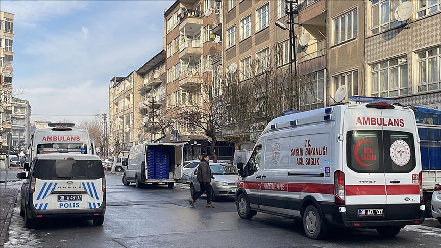İstanbul Bağcılar'da bir evde yaşayan ve karbonmonoksitten zehirlendiği değerlendirilen 4