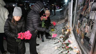 Aileler ve vatandaşlar, yangının meydana geldiği saat 03.17’de otelin önünde