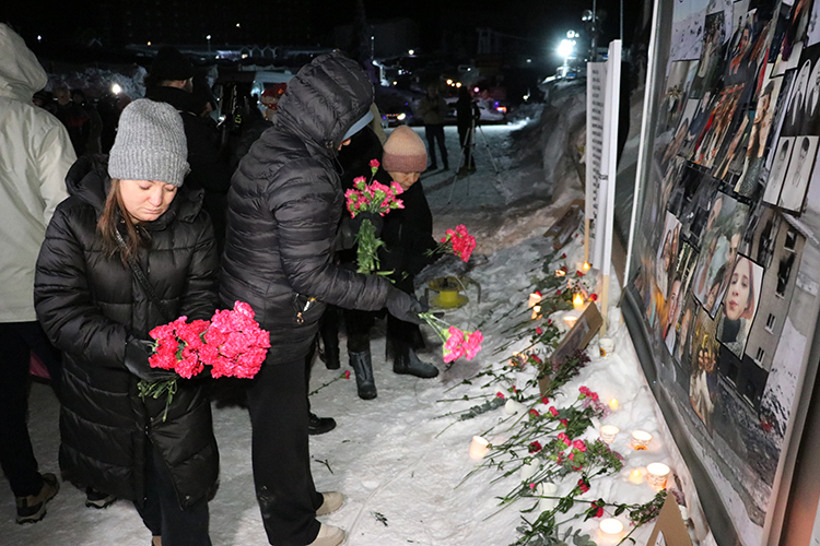 Aileler ve vatandaşlar, yangının meydana geldiği saat 03.17’de otelin önünde