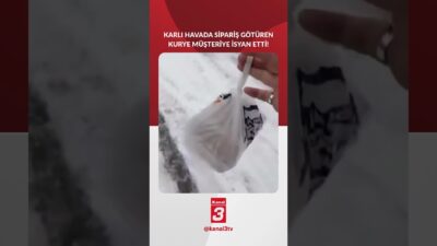 Sakarya’da yoğun kar yağışı altında yürüyerek sipariş teslim etmeye çalışan