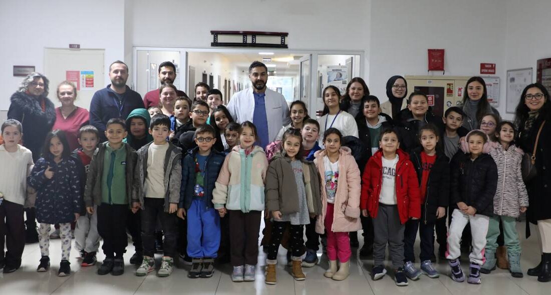 AFSÜ’nün farklı birimlerini ziyaret eden ilköğretim öğrencileri, sağlık alanındaki bilimsel