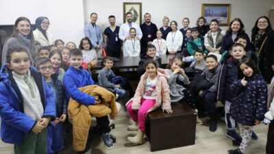 Yarıyıl tatilindeki ilköğretim öğrencileri, Afyonkarahisar Sağlık Bilimleri Üniversitesi (AFSÜ) Hastanesi’ni