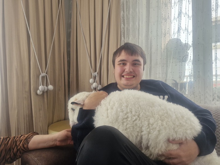 İki çocuk sahibi Şulen ailesi otizmli oğulları 22 yaşındaki Ali