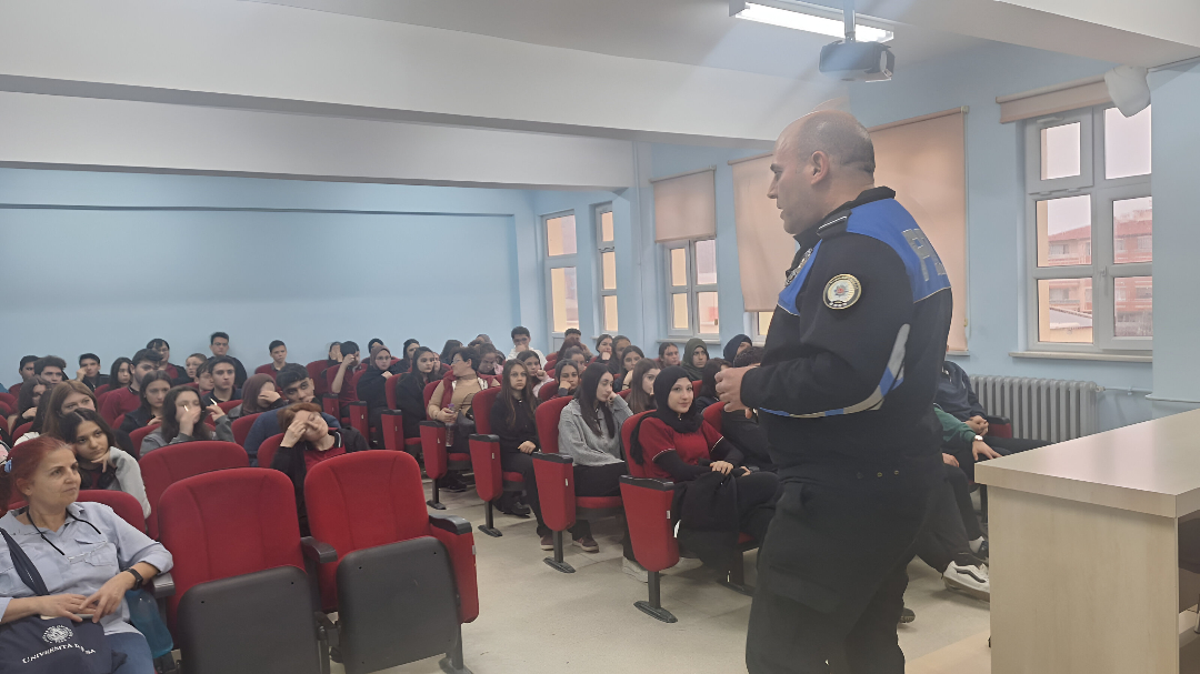 Program kapsamında polislik mesleğinin görev ve sorumlulukları tanıtılırken, 112 Acil