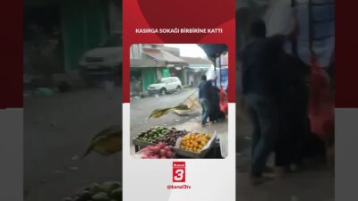 Endonezya’da etkili olan kasırga, bir sokakta büyük paniğe yol açtı.