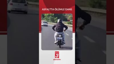 Kara yolunda motosiklet üzerine yatarak seyir halinde olan sürücü hem