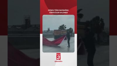 Mersin’de şiddetli rüzgar nedeniyle kara yoluna düşen Türk bayrağını sürücüler