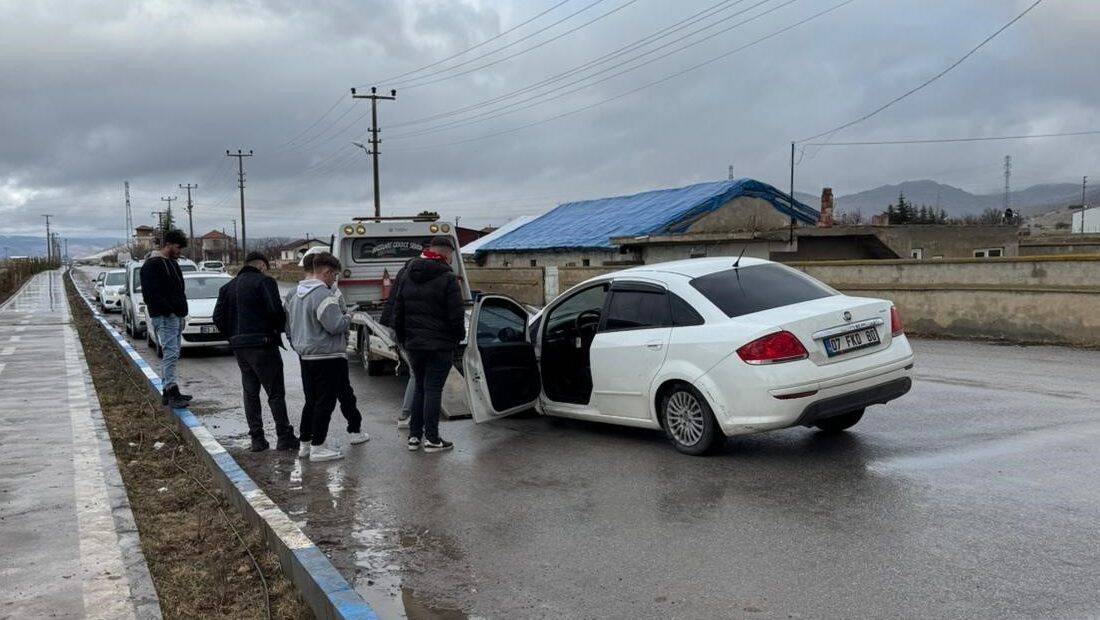 Afyonkarahisar’da iki otomobilin çarpışması sonucu yaşanan ve araçlardan birisinin savrularak