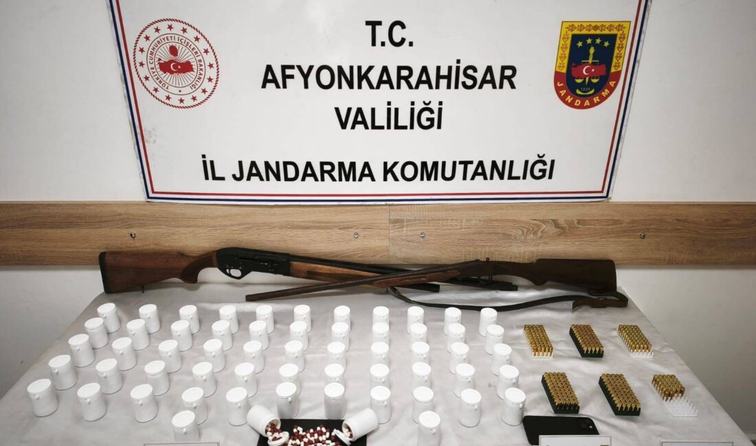 Afyonkarahisar'da jandarma tarafından gerçekleştirilen operasyonda 3304 adet uyuşturucu hapla yakalanan