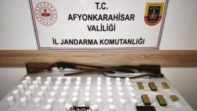Afyonkarahisar'da jandarma tarafından gerçekleştirilen operasyonda 3304 adet uyuşturucu hapla yakalanan